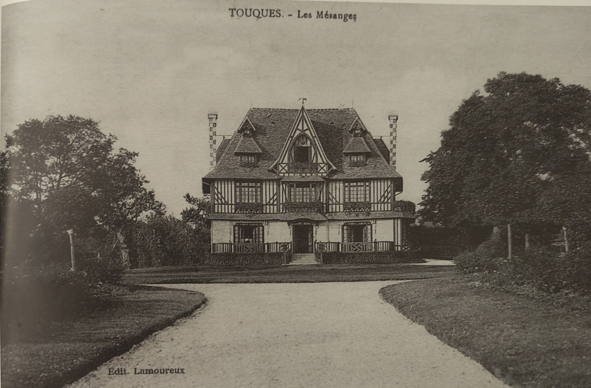 La villa Les Mésanges à Touques, façade principale — carte postale ancienne