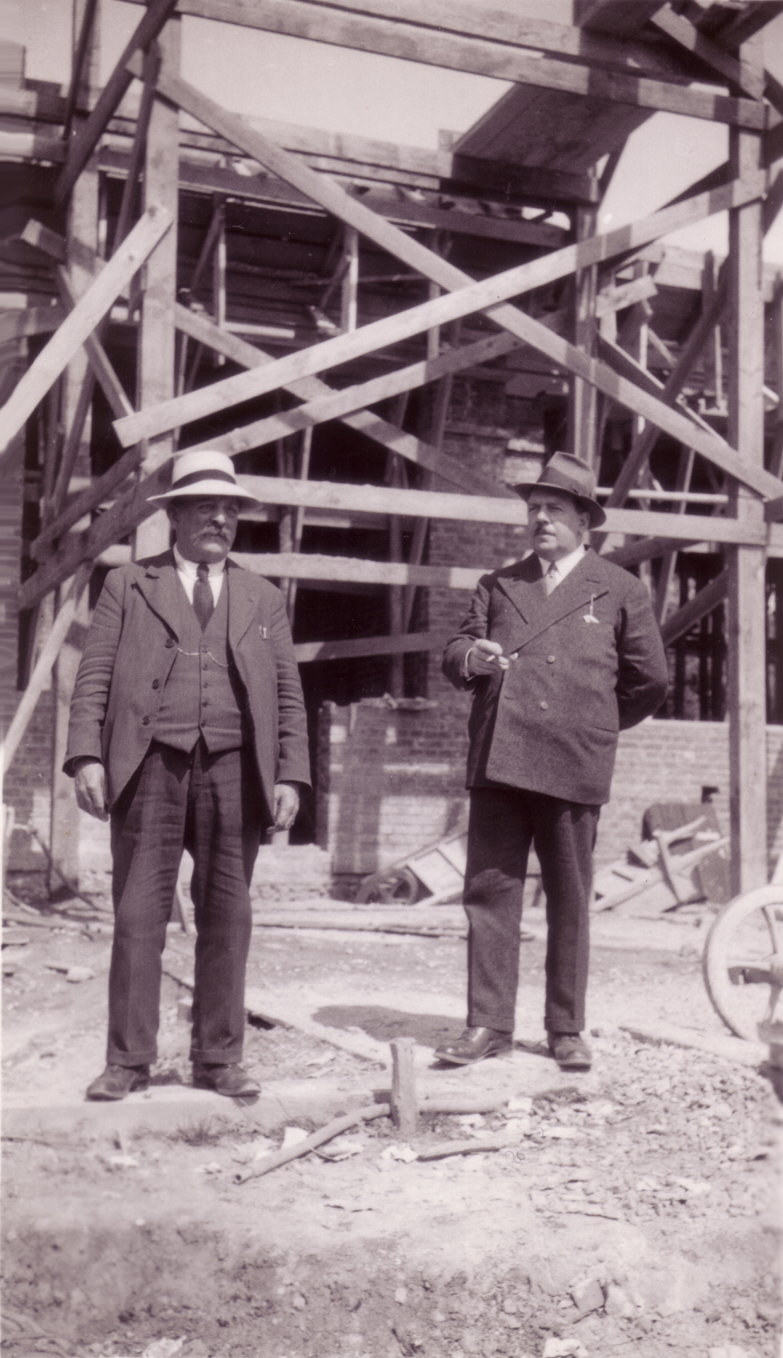 René Morin et Monsieur le Maire de Touques (chapeau clair) sur le chantier de l'école, 1932